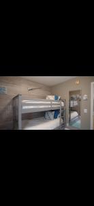 1 dormitorio con 2 literas y espejo en Luxury Lakehouse on Oneida Lake en Blossvale