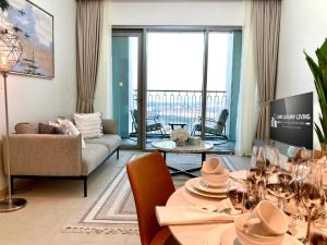 uma sala de estar com uma mesa e um sofá em Luxurious 1-bedroom With Skyline View In Downtown Views Ii em Dubai