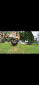 una vista de un patio con un vehículo militar sobre el césped en Luxury Lakehouse on Oneida Lake en Blossvale