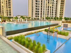 uma grande piscina numa cidade com edifícios altos em Luxurious 1-bedroom With Skyline View In Downtown Views Ii em Dubai