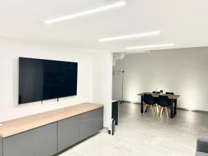 TV a/nebo společenská místnost v ubytování Élite