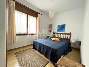 1 dormitorio con 1 cama con manta azul en Casa individual en Mar Cambrils 113D - INMO22, en Cambrils