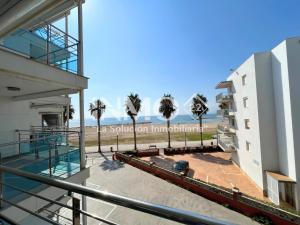 カンブリルスにあるApartamento frontal mar 115A -INMO22のビーチの景色を望むバルコニーが備わる客室です。