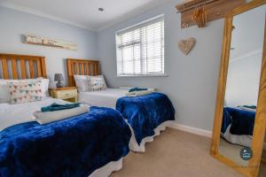 Katil atau katil-katil dalam bilik di Seashells - Seaside Cottage 100m From Beach