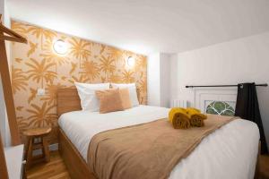 sypialnia z łóżkiem z dwoma ręcznikami w obiekcie Secret APT with Garden 6/8P Montmartre Sacré-Coeur w Paryżu