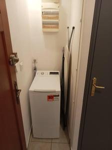 Cette petite chambre comprend un petit réfrigérateur blanc. dans l'établissement Perle Rare F1 de 43 m quartier historique.(3 p), à Moulins