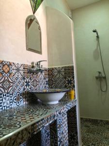 a bathroom with a sink and a mirror at Riad tania mozaik in Taroudant