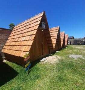 uma fileira de edifícios de madeira com telhado em Cabana com Ar condicionado e area de cozinha e banheiro compartilhado a 10 minutos do Parque Beto Carrero em Penha
