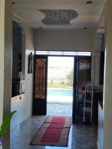 Habitación con puerta y vistas al patio en Villa avec piscine à louer aux environs de Birjdid 46km km de Casablanca route d'El Jadida, en Bir Jedíd Saint-Hubert