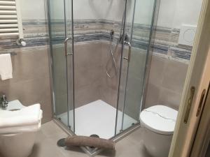 łazienka z prysznicem i toaletą w obiekcie B&B Il Tramonto w mieście Anacapri
