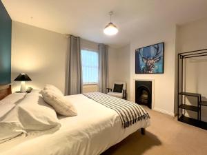 una camera con letto bianco e camino di CHARMING WINDSOR COTTAGE, INCREDIBLE Location, Free Residents Parking, Castle Doorstep a Windsor