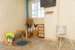 a room with a tv and a chair and a table at Acogedor Loft, Playa Las Flores in La Libertad