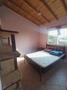 1 dormitorio con 1 cama en una habitación con ventana en Departamentos a 4 cuadras de la playa en Mar del Plata
