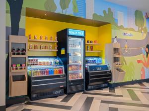 un magasin avec deux réfrigérateurs dans un magasin dans l'établissement Home2 Suites By Hilton Atlanta Airport College Park, à Atlanta