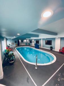 - une grande piscine dans une chambre d'hôtel dans l'établissement La Quinta by Wyndham Harrisburg-Hershey, à Harrisburg