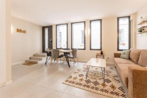 a living room with a couch and a table at Porte VERSAILLES 15eme, suite 1 chambre 2 à 4P in Paris