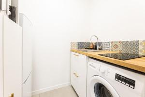 Il comprend une cuisine équipée d'un lave-linge et d'un évier. dans l'établissement Porte VERSAILLES 15eme, suite 1 chambre 2 à 4P, à Paris