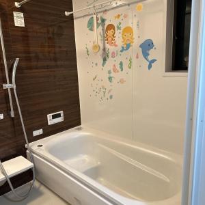 uma banheira na casa de banho com um chuveiro em Free Parking Namba south Villa 4 rooms 120m2 em Osaka