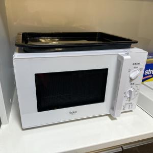 un horno microondas blanco sentado en la parte superior de un mostrador en Free Parking Namba south Villa 4 rooms 120m2 en Osaka