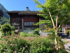 una casa con flores delante en Revier musisch und historisch, en Diesbach