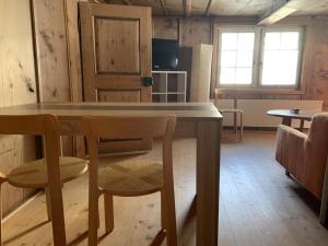 a kitchen with a table and a chair in a room at Revier musisch und historisch in Diesbach
