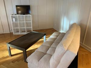 Revier lauschig und charmant في Dornhaus: غرفة معيشة مع أريكة وطاولة قهوة