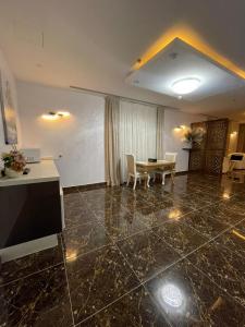 un soggiorno con tavolo e sedie di Rayat Al Shalal Hotel a Hafr Al Baten