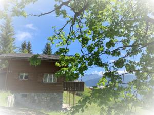 a house with a balcony on the side of it at Revier Sytli im Höcheli in Braunwald