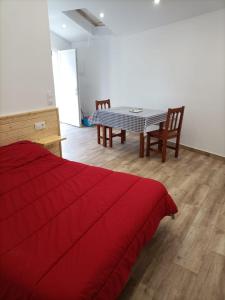 Schlafzimmer mit einem Bett, einem Tisch und Stühlen in der Unterkunft Jacuzzi Barcala in Valga