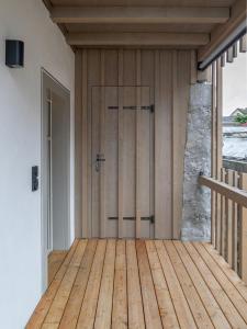 um quarto com uma grande porta de madeira num edifício em Revier Baudenkmal Beuge em Näfels