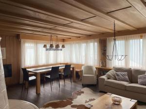 a living room with a table and a couch at Revier Seebueb am Waldhausweg in Braunwald