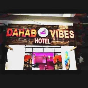 Dahab Vibes Hotelに飾ってある許可証、賞状、看板またはその他の書類