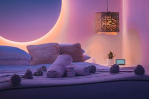 een slaapkamer met een bed met paarse verlichting bij Vayu Retreat Villas in Coronado