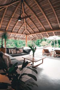 een woonkamer met banken en een houten plafond bij Vayu Retreat Villas in Coronado