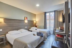 Postel nebo postele na pokoji v ubytování Huni Hôtel + 15 fotografií
