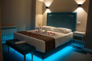 Un dormitorio con una cama con dos cisnes. en Rooms Luxury Madrid, en Madrid