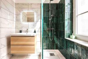 een badkamer met een wastafel en een douche bij VIEUX PORT, FÉRREOL 6ème, appartement 8 personnes in Marseille
