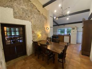 Fotografia z galérie ubytovania Cosy former bakery house with communal swimming pool v destinácii Prayssac