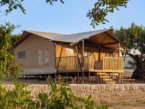 ein Haus mit einer Plane darüber in der Unterkunft Camping L'Orangeraie in Cálig