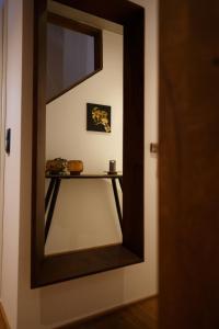 einen Spiegel mit Regal in einem Zimmer in der Unterkunft Anne + Liese Haus in Lilienthal