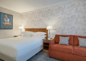 Postel nebo postele na pokoji v ubytování Delta Hotels by Marriott Breadsall Priory Country Club