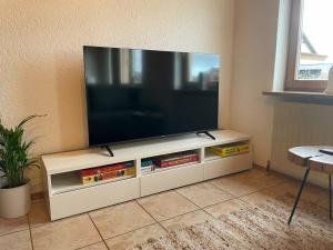 TV in/ali zabaviščno središče v nastanitvi Appartio - Ferienwohnung "Dorfblick" - 6 Personen - Netflix - Waschmaschine