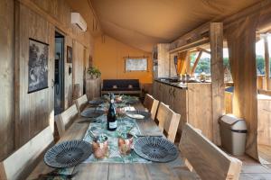 Reštaurácia alebo iné gastronomické zariadenie v ubytovaní Camping L'Orangeraie