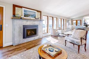 ein Wohnzimmer mit Kamin und Sofa in der Unterkunft Panoramic Ocean View Home in Elk with Beach Access in Elk