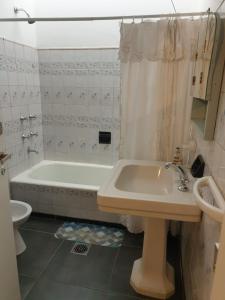 een badkamer met een bad, een toilet en een wastafel bij FourDoor in Guaymallen