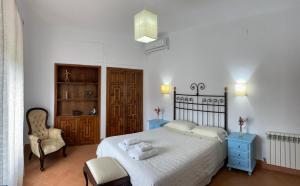 Ένα ή περισσότερα κρεβάτια σε δωμάτιο στο Apartamentos Turísticos Rurales Dos Fuentes +128 φωτογραφίες