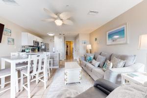 ein Wohnzimmer mit einem Sofa und einem Tisch in der Unterkunft Grand Beach Resort in Gulf Shores