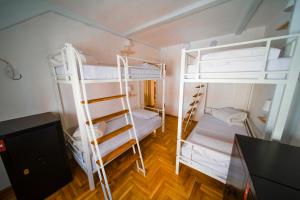 Bunk bed o mga bunk bed sa kuwarto sa New Generation Hostel Prague Center