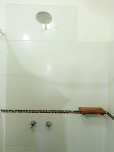 y baño con ducha y 2 grifos. en Casa Inkill Huasi en Tilcara