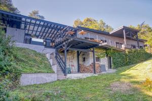 ein Haus, zu dem eine Treppe hinaufführt in der Unterkunft La Maison du Lac - Passerelles de Monteynard in Lavars + 60 Fotos